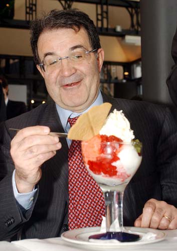 Prodi mangia il gelato